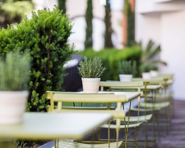 Urlaub im Meraner Land im Hotel mit Pool – einfach verschenken! Urlaub im Meraner Land im Hotel mit Pool – einfach verschenken!