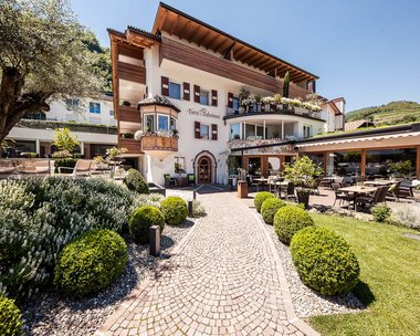 Un hotel wellness a Merano con vasca da bagno freestanding? Eccolo! Un hotel wellness a Merano con vasca da bagno freestanding? Eccolo!